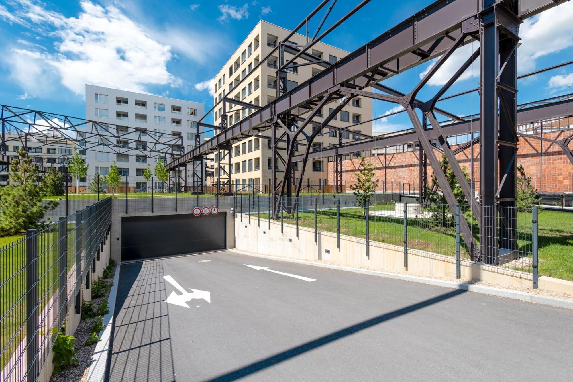 Appartamento Bright 2Br - 4Th Floor, Balcony, Free Parking By Gravity Praga Esterno foto