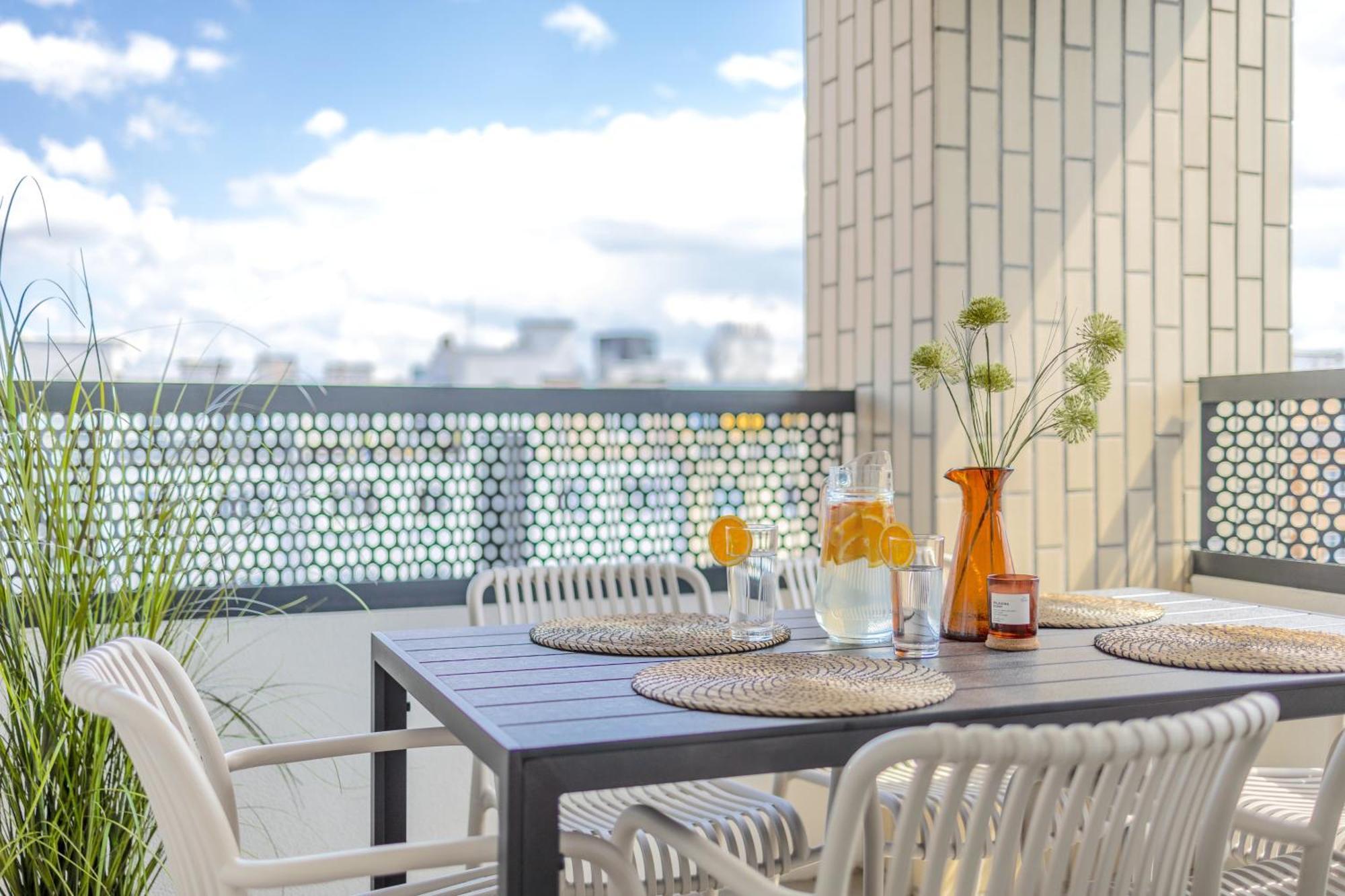 Appartamento Bright 2Br - 4Th Floor, Balcony, Free Parking By Gravity Praga Esterno foto