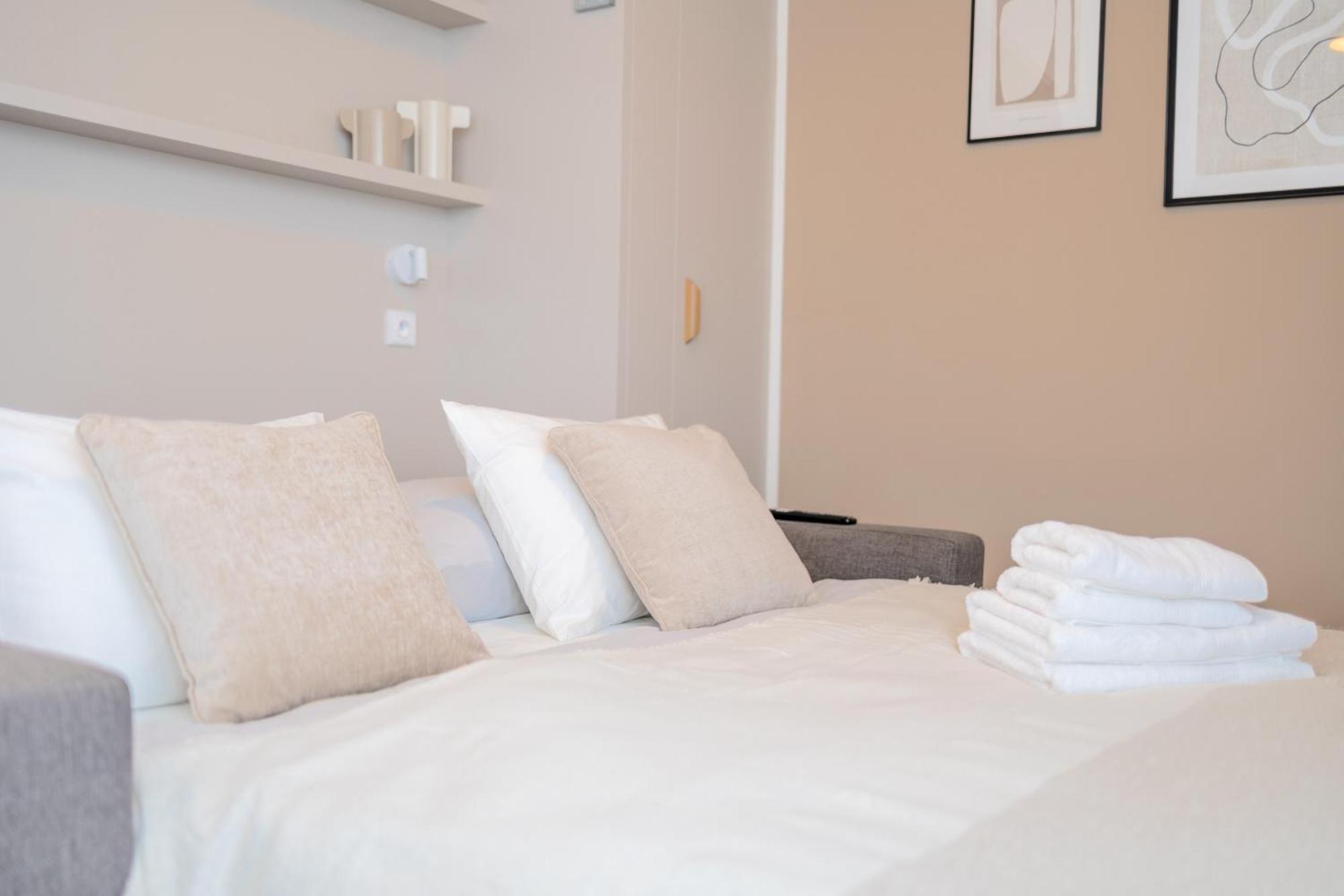 Appartamento Bright 2Br - 4Th Floor, Balcony, Free Parking By Gravity Praga Esterno foto