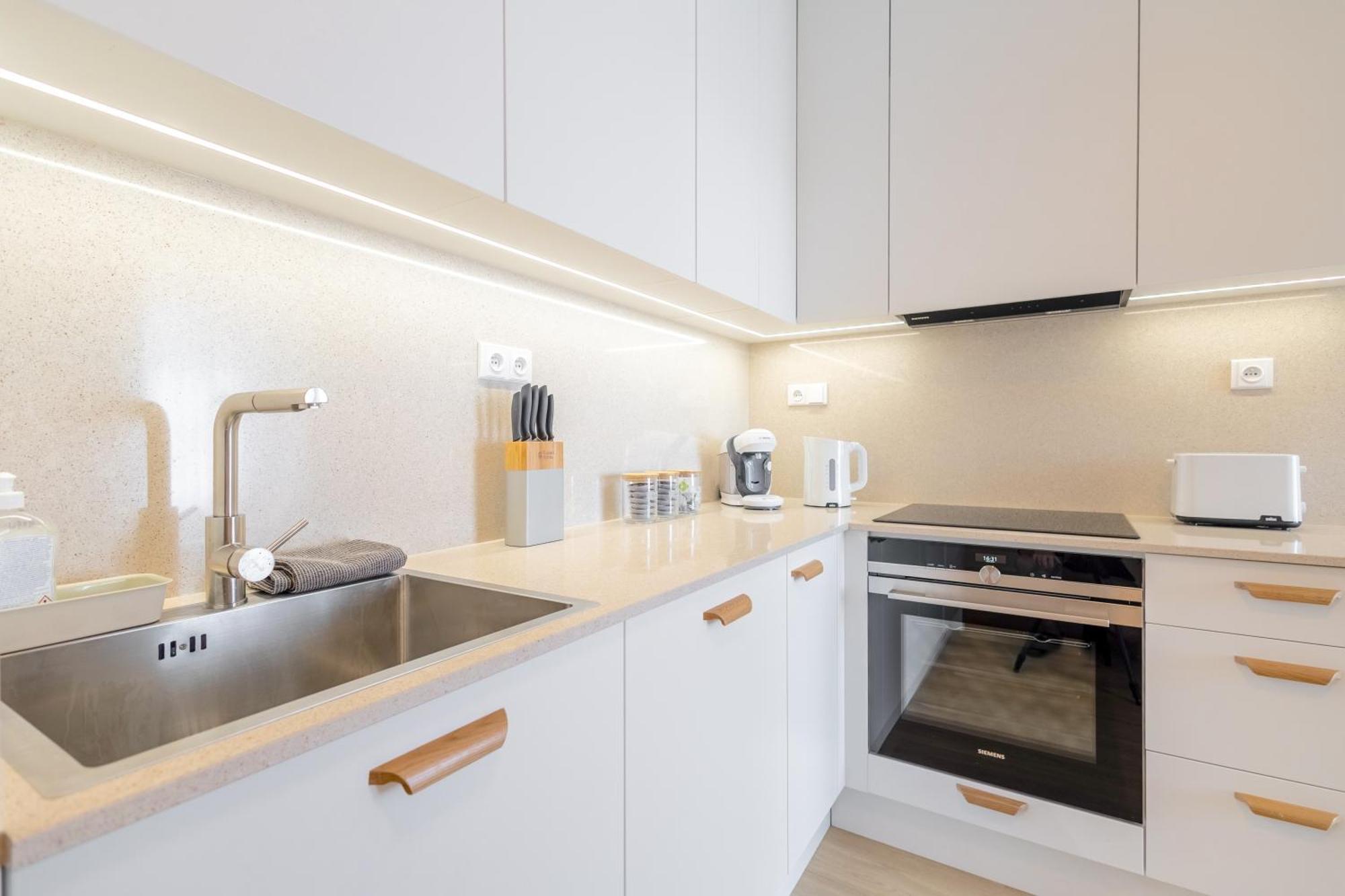 Appartamento Bright 2Br - 4Th Floor, Balcony, Free Parking By Gravity Praga Esterno foto