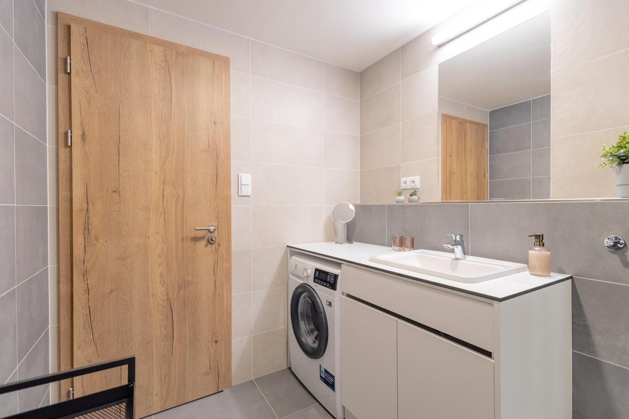 Appartamento Bright 2Br - 4Th Floor, Balcony, Free Parking By Gravity Praga Esterno foto
